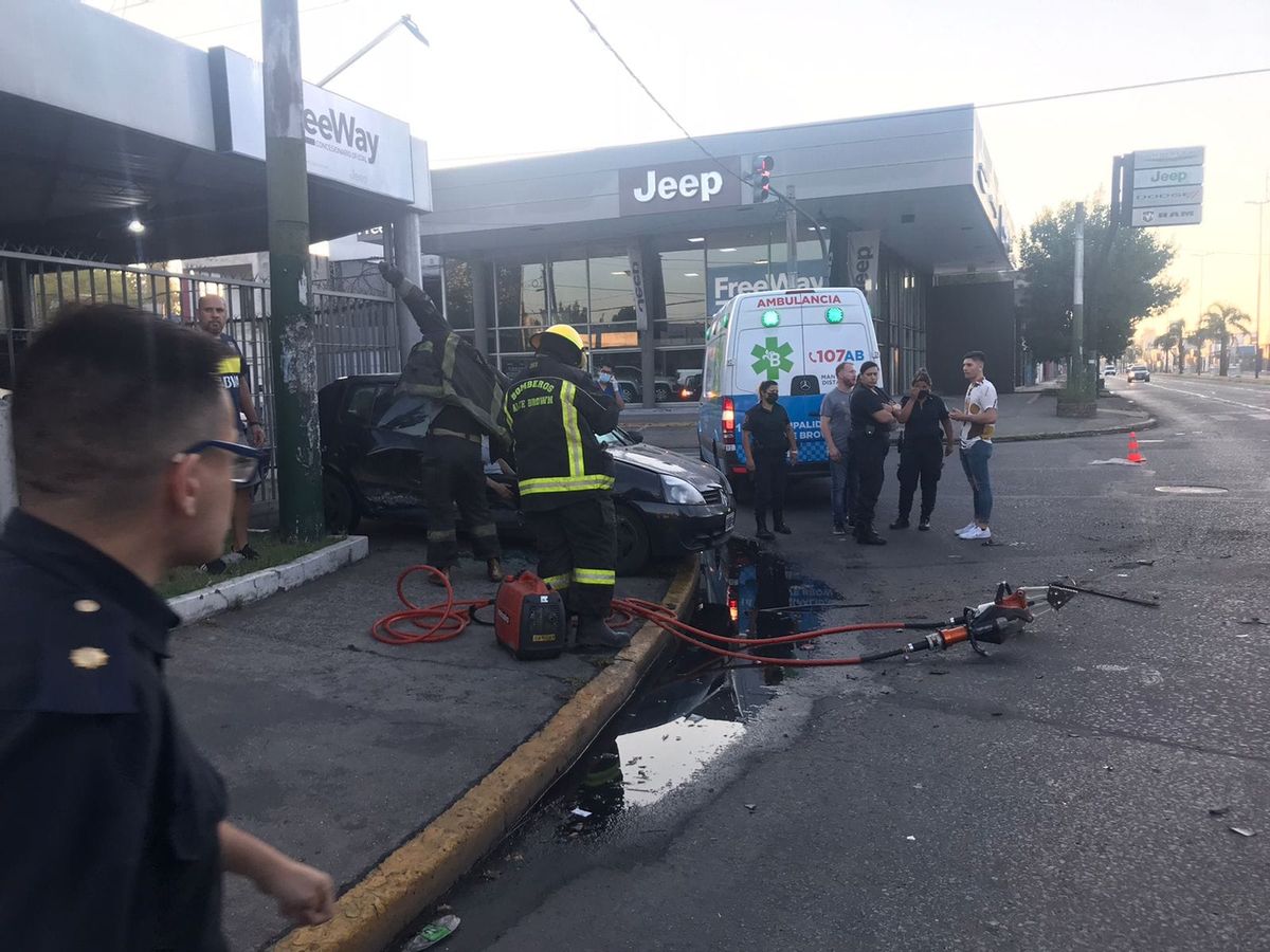Violento choque en Adrogué: un auto se incrustó en una concesionaria