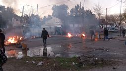 almirante brown: vecinos de don orione cortan la calle porque estan sin luz hace siete dias