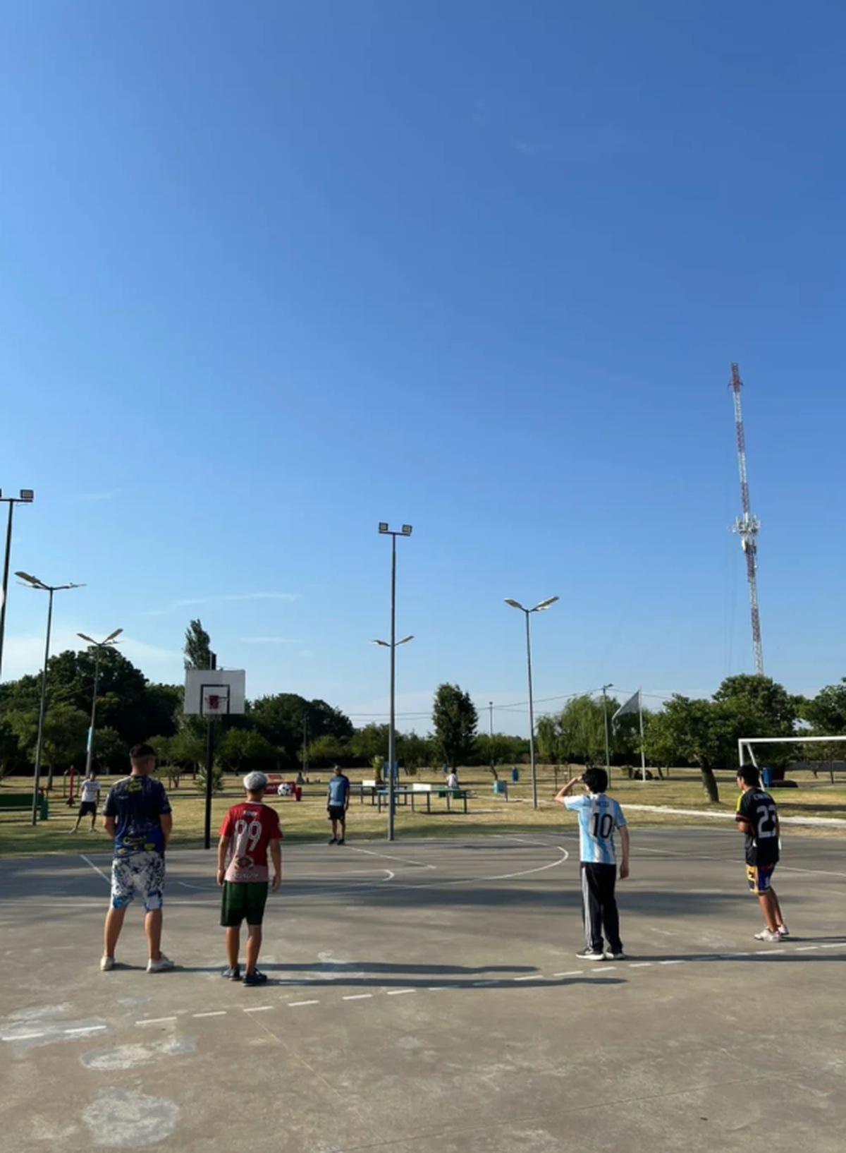 Chicos y chicas se suman a actividades deportivas gratuitas organizadas por el Municipio de Lomas en el Parque Llavallol.