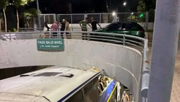 banfield: un micro con hinchas de chaco for ever choco contra un tunel y dejo heridos