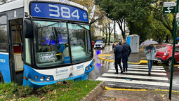 un colectivo y un auto perdieron el control en almirante brown: cuatro heridos