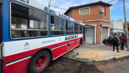 un colectivo choco contra el frente de un comercio en lanus este
