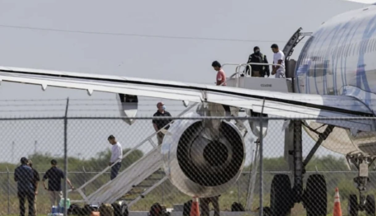 Los deportados van a desembarcar en un vuelo charter en el Aeropuerto de Ezeiza. 