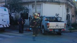 lanus: choque en valentin alsina termino con una camioneta incrustada en una casa