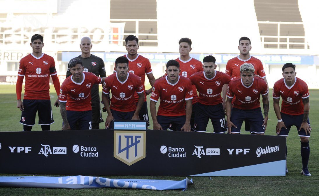 Los once titulares de Independiente. Entre ellos, Juan Pacchini.