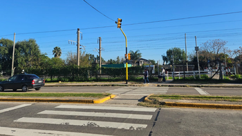 Esteban Echeverría: colocaron nuevo semáforo en la Ruta 205 y se acciona con un botón