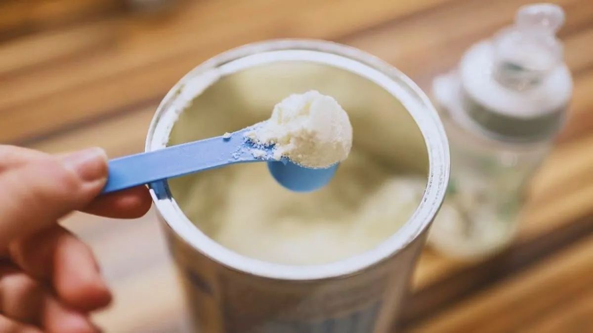 La ANMAT informó que el retiro es preventivo y alcanza a varios lotes de fórmulas infantiles y un alimento para lactantes de Nestlé.