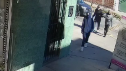 lomas: dos delincuentes asaltaron a un chico que volvia del colegio y quedo filmado