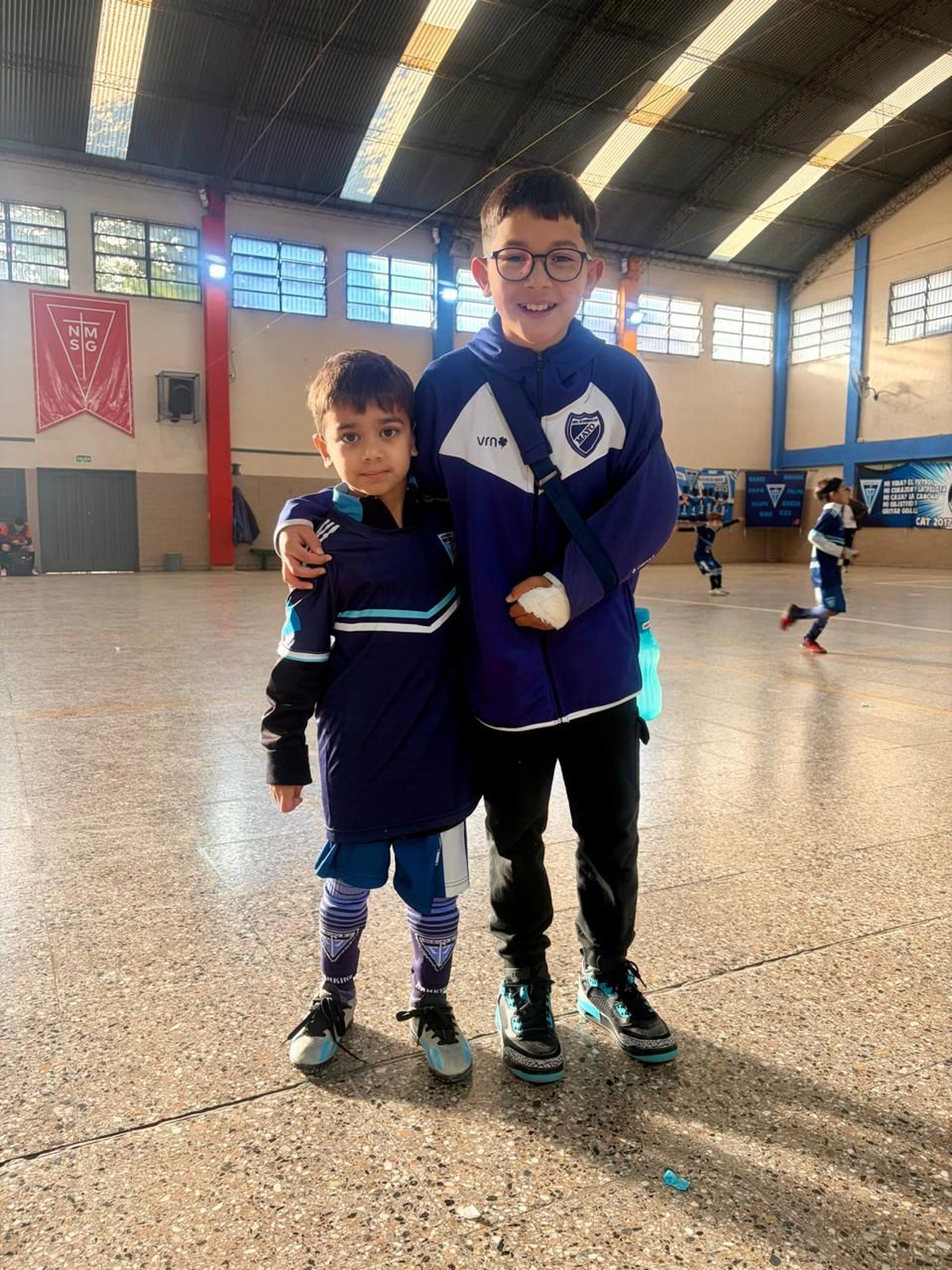 Santino y Joaquín, primos que juegan en AF Mayo y Colegio. Santino y Joaquín, primos que juegan en AF Mayo y Colegio. 