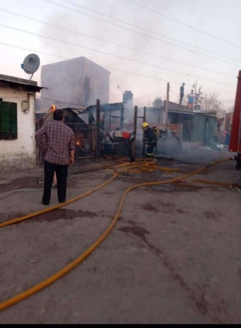 El Jag&uuml;el. Los Bomberos Voluntarios de Esteban Echeverr&iacute;a informaron que hubo "p&eacute;rdidas totales".