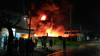 Terrible incendio en un depósito de Lomas: un herido