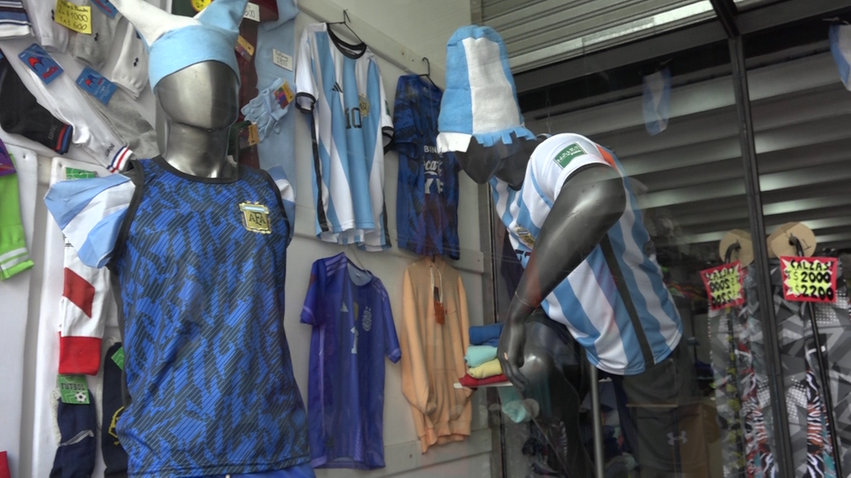 Venta de camisetas y cotillón de la Selección: así se vive el Mundial en Lomas