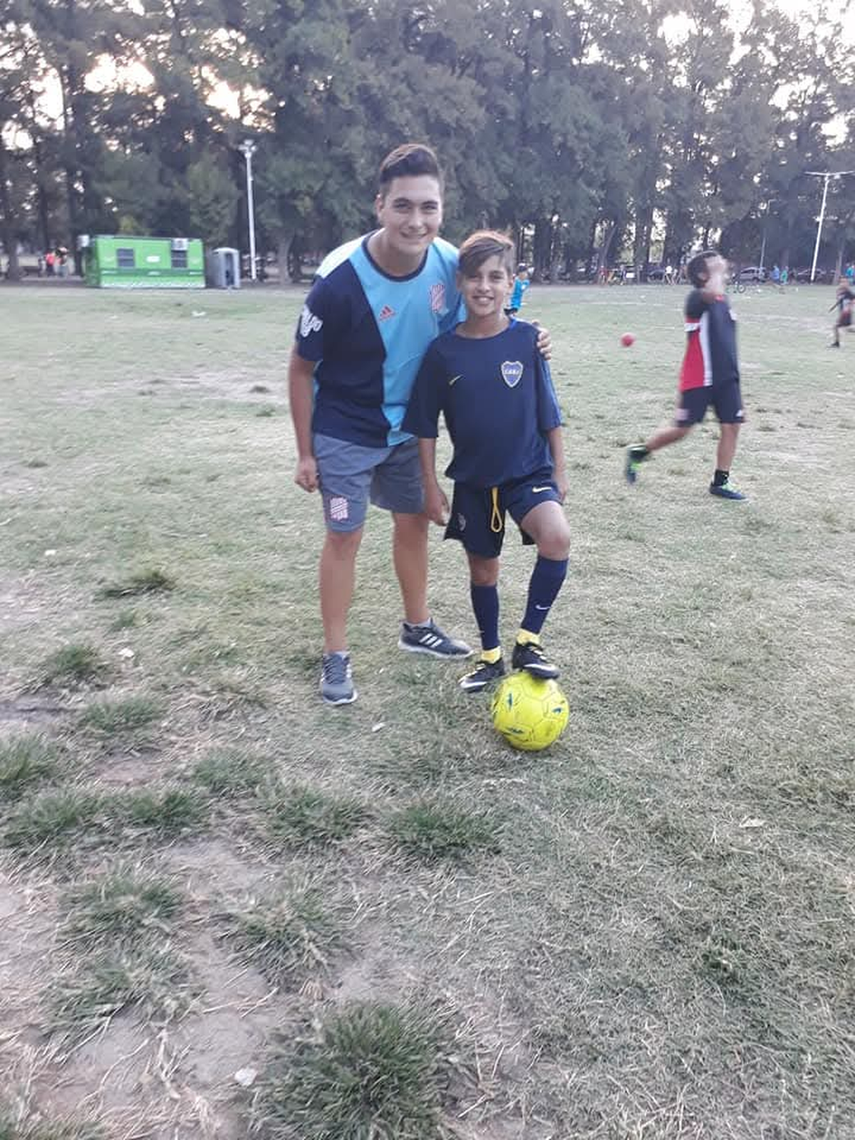 El juvenil junto a Javier Viera. 
