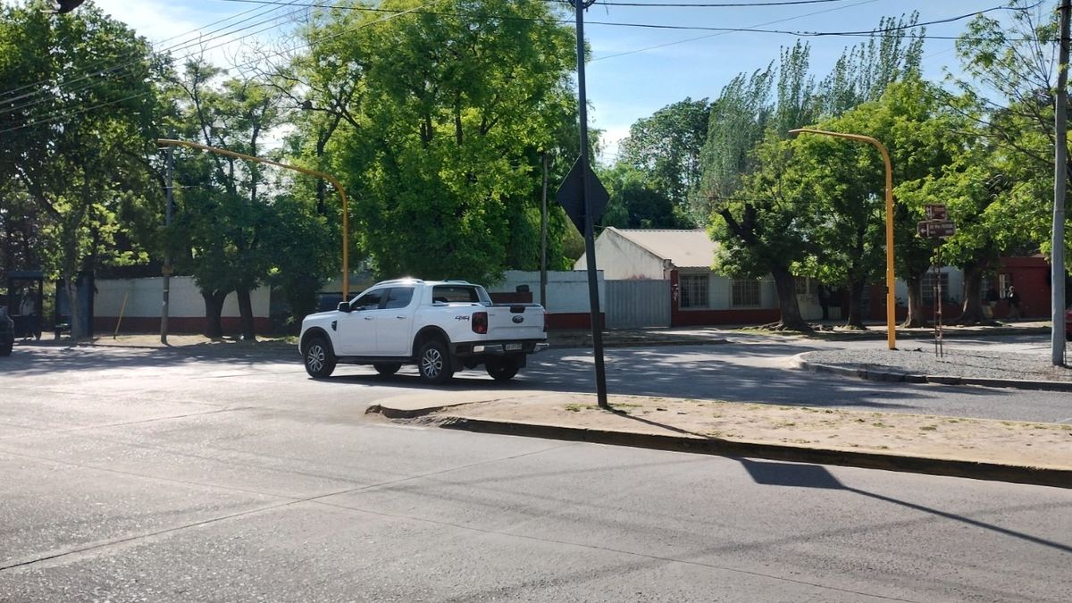 Instalación del semáforo en Av. Presidente Perón frente a la Escuela Primaria N°16