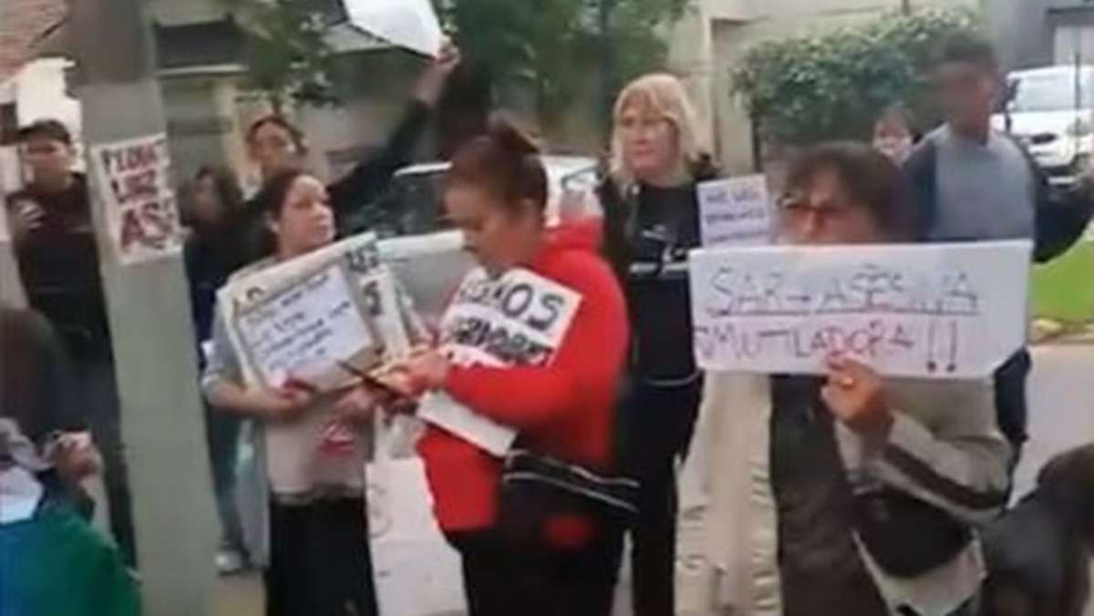 Vecinos de Monte Grande protestaron en los últimos días frente a la casa de la familia.