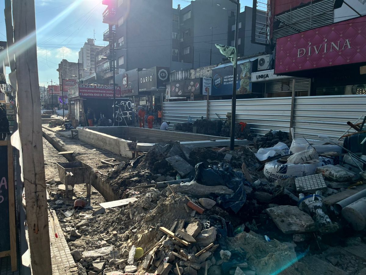 El tramo de la peatonal Laprida a la altura de República del Líbano ya fue habilitado, mientras continúan las obras en el resto del recorrido en el centro de Lomas de Zamora. 