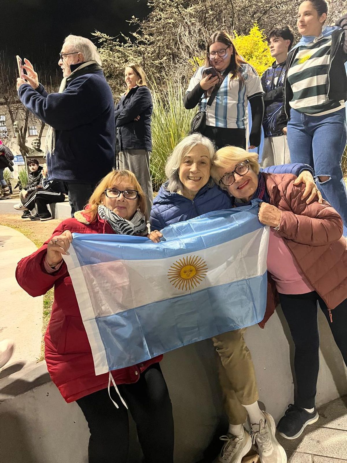 Ana Graciela y Ester siguieron el partido con una cábala que no abandonaron en ningún momento: rezarle a la Virgen. Ana Graciela y Ester siguieron el partido con una cábala que no abandonaron en ningún momento: rezarle a la Virgen.