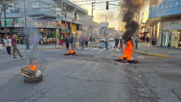 almirante brown: vecinos cortan la calle porque estan sin luz hace ocho dias