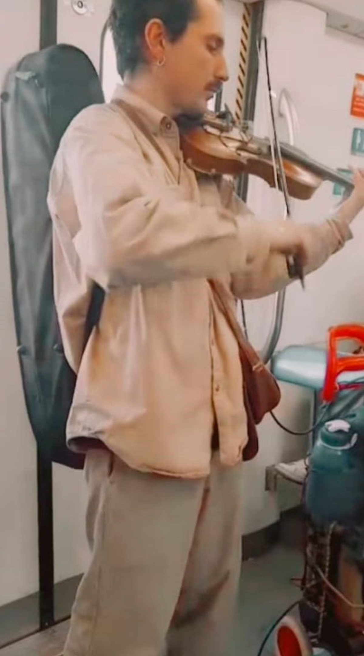 Jos&eacute; Valverde es violinista y toca en el Tren Roca.