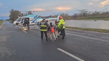 Un micro que volvía de una excursión hacia Lanús quedó varado en Ruta 9: los rescataron en helicóptero