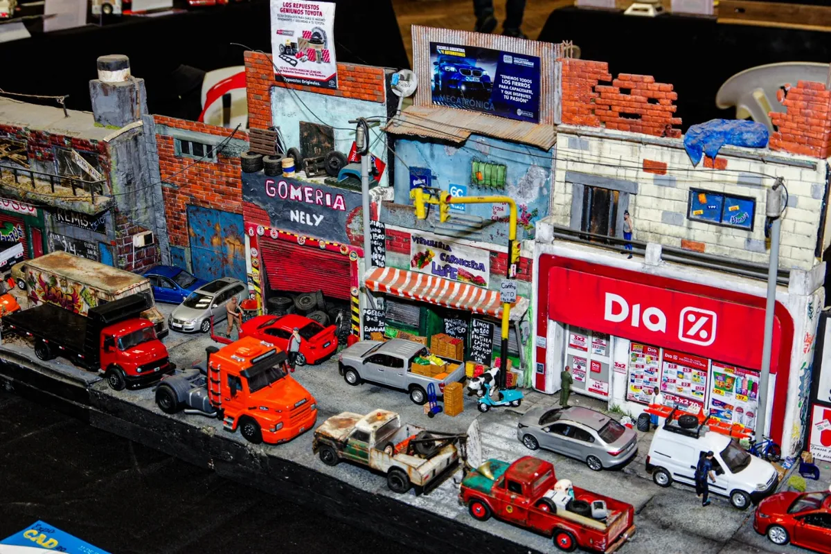 El artista que representa el Conurbano en miniatura