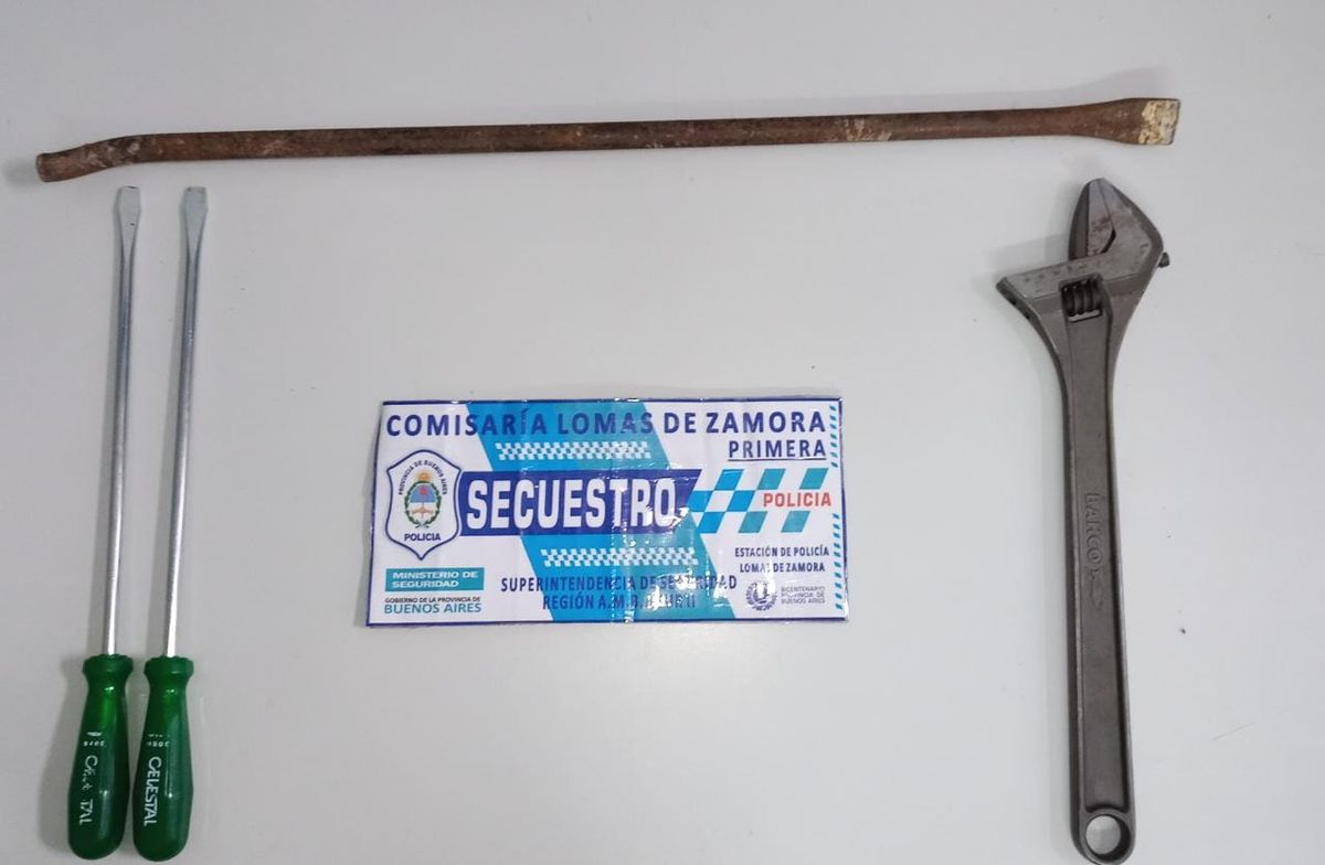Destornillador, barreta y llave incautados a los delincuentes en Lomas de Zamora.