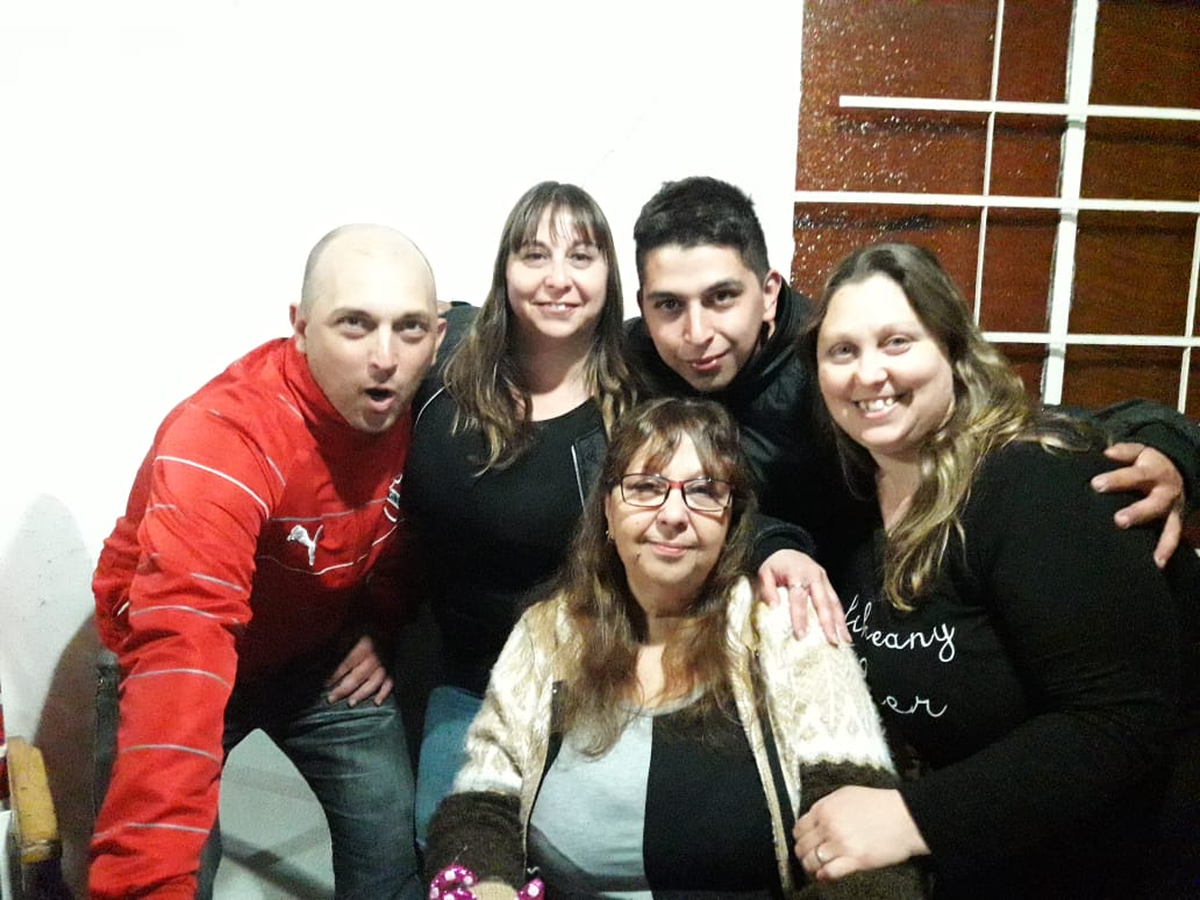 David junto a sus hermanos y su mamá. 