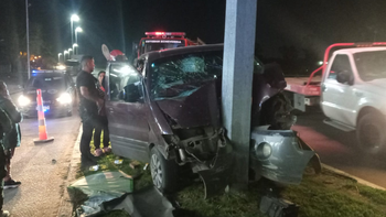 Una camioneta perdió el control en Esteban Echeverría y terminó chocando contra un poste: dos heridos