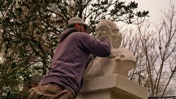 luis guillon: realizan tareas de restauracion sobre el busto vandalizado de eva peron