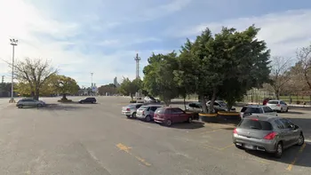 Lomas: encontraron muerto a un hombre dentro de un auto en el estacionamiento de un supermercado