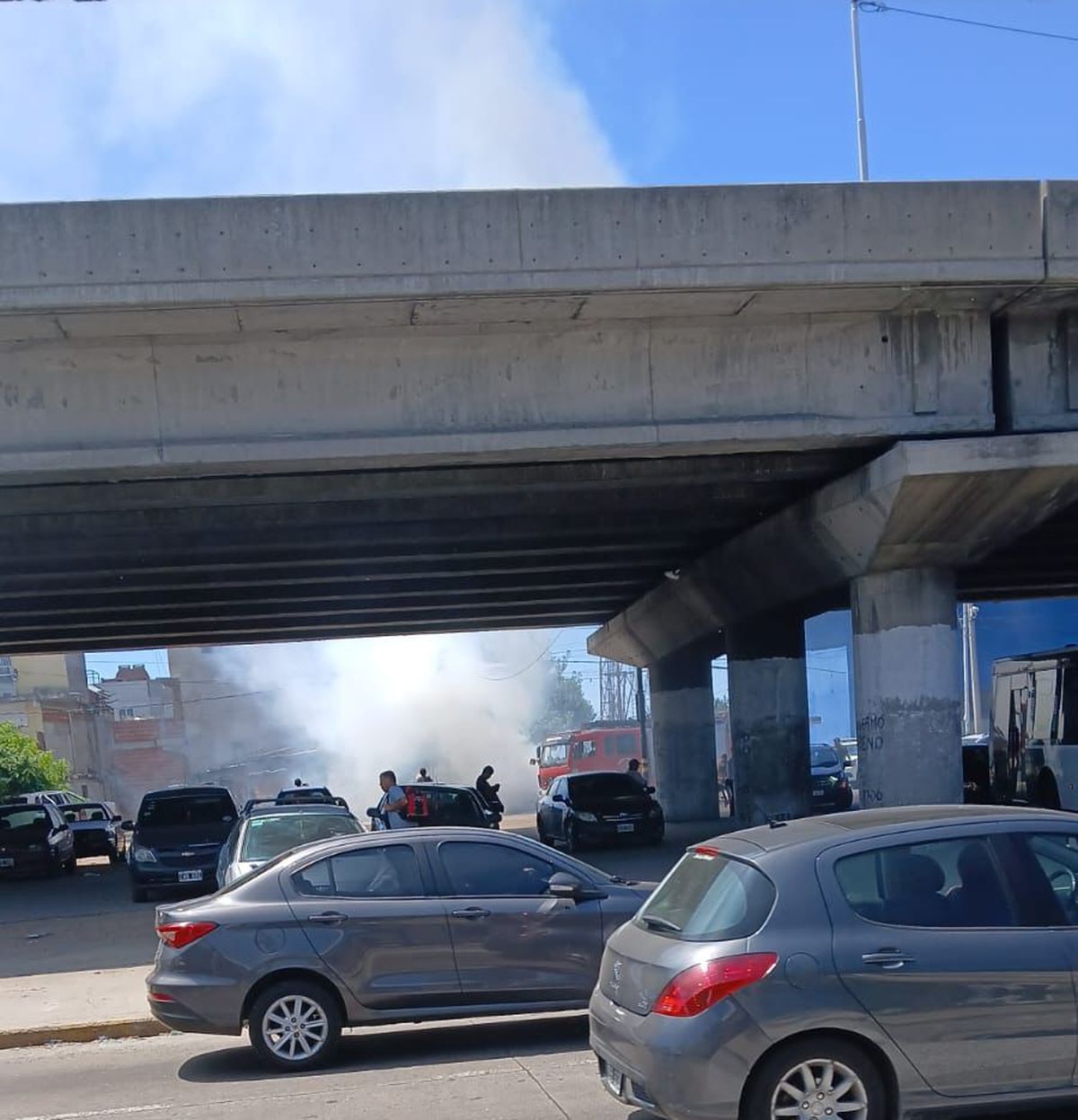 Una densa columna de humo alertó a vecinos y automovilistas por el incendio de un auto en Perón y Figueredo, Lomas de Zamora.
