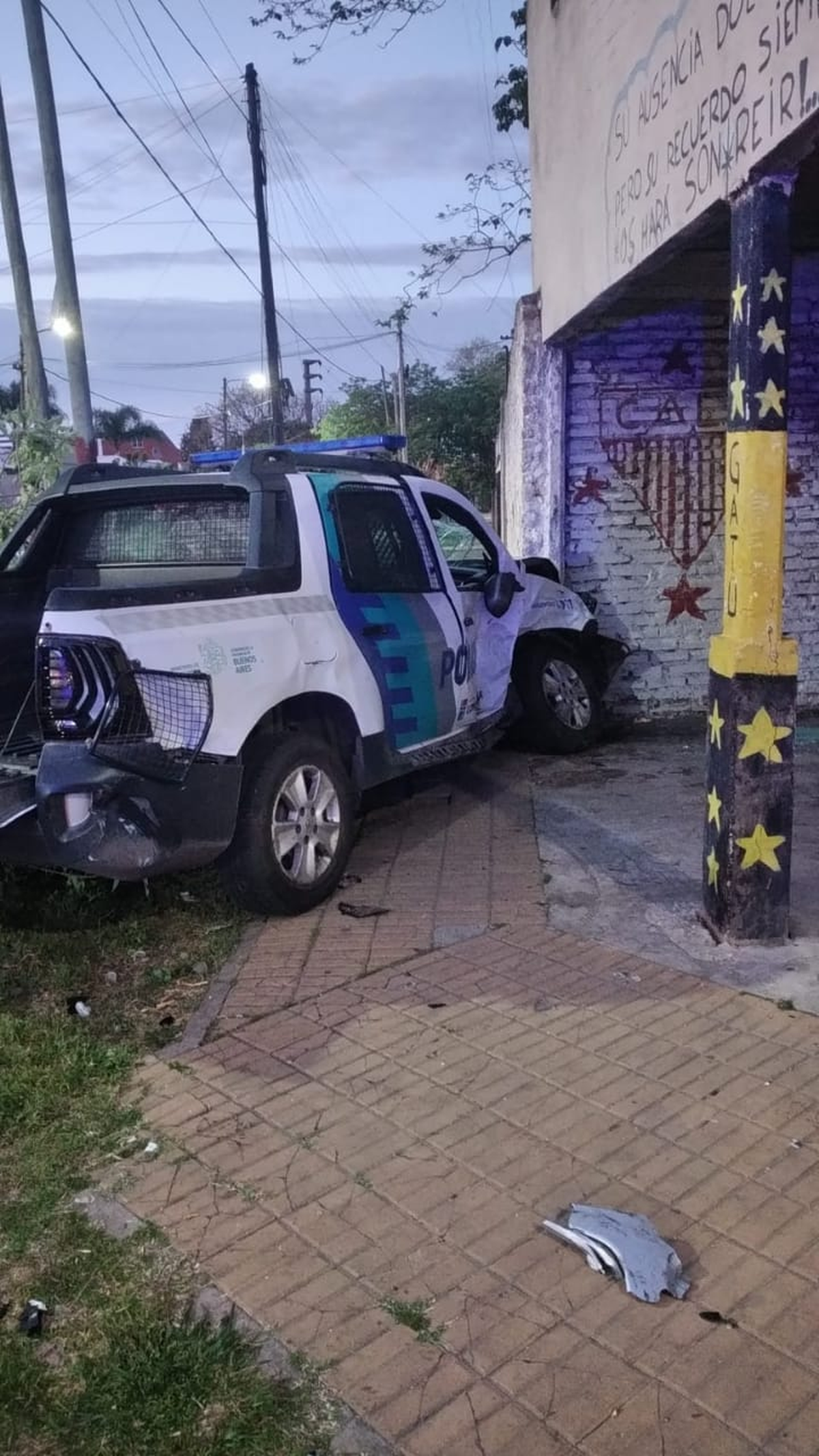 Feroz choque entre un patrullero y una camioneta en Lomas: una policía herida