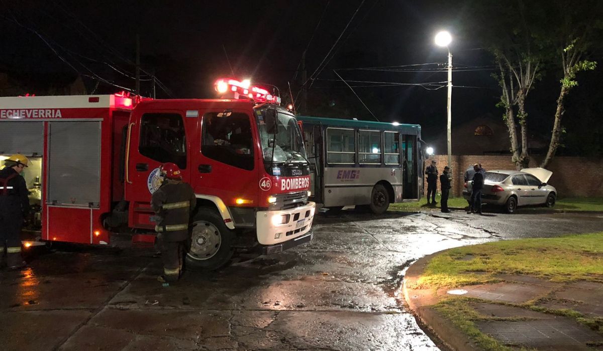 Choque entre un colectivo y un auto en Monte Grande: dos heridos