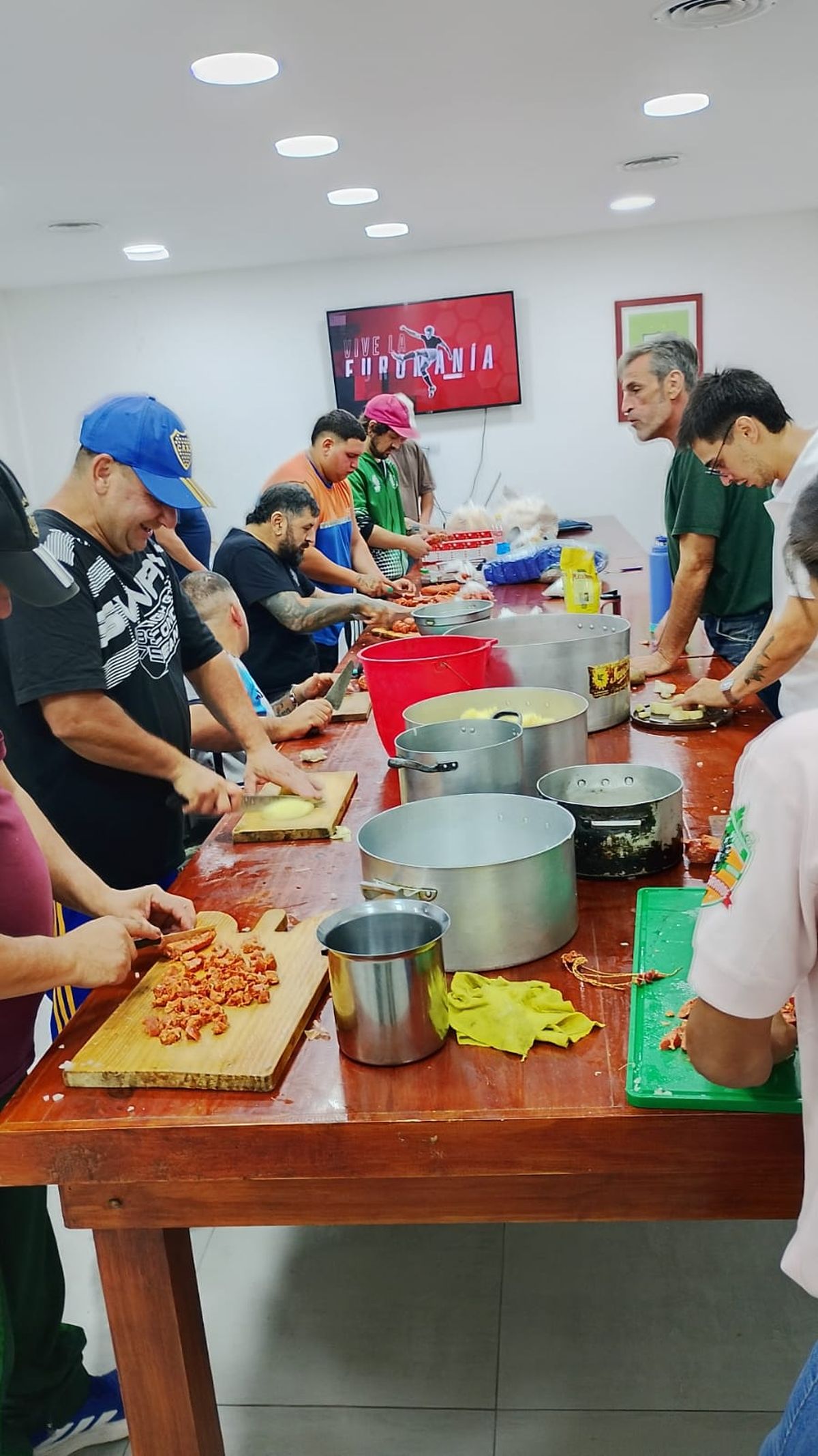 Vecinos y veteranos compartieron un guiso cuartelero durante la vigilia por Malvinas en la plaza Los Fundadores de Monte Grande.