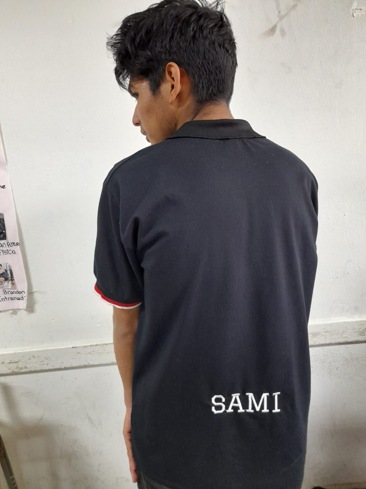 El joven Samir, alumno de sexto a&ntilde;o en San Vicente, con su chomba de egresados.