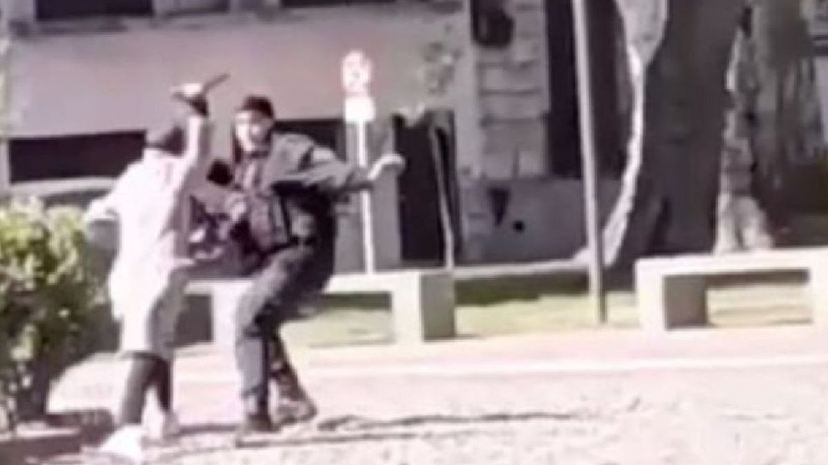 Video: un hombre intentó atacar con un cuchillo a un policía y le dispararon 15 veces