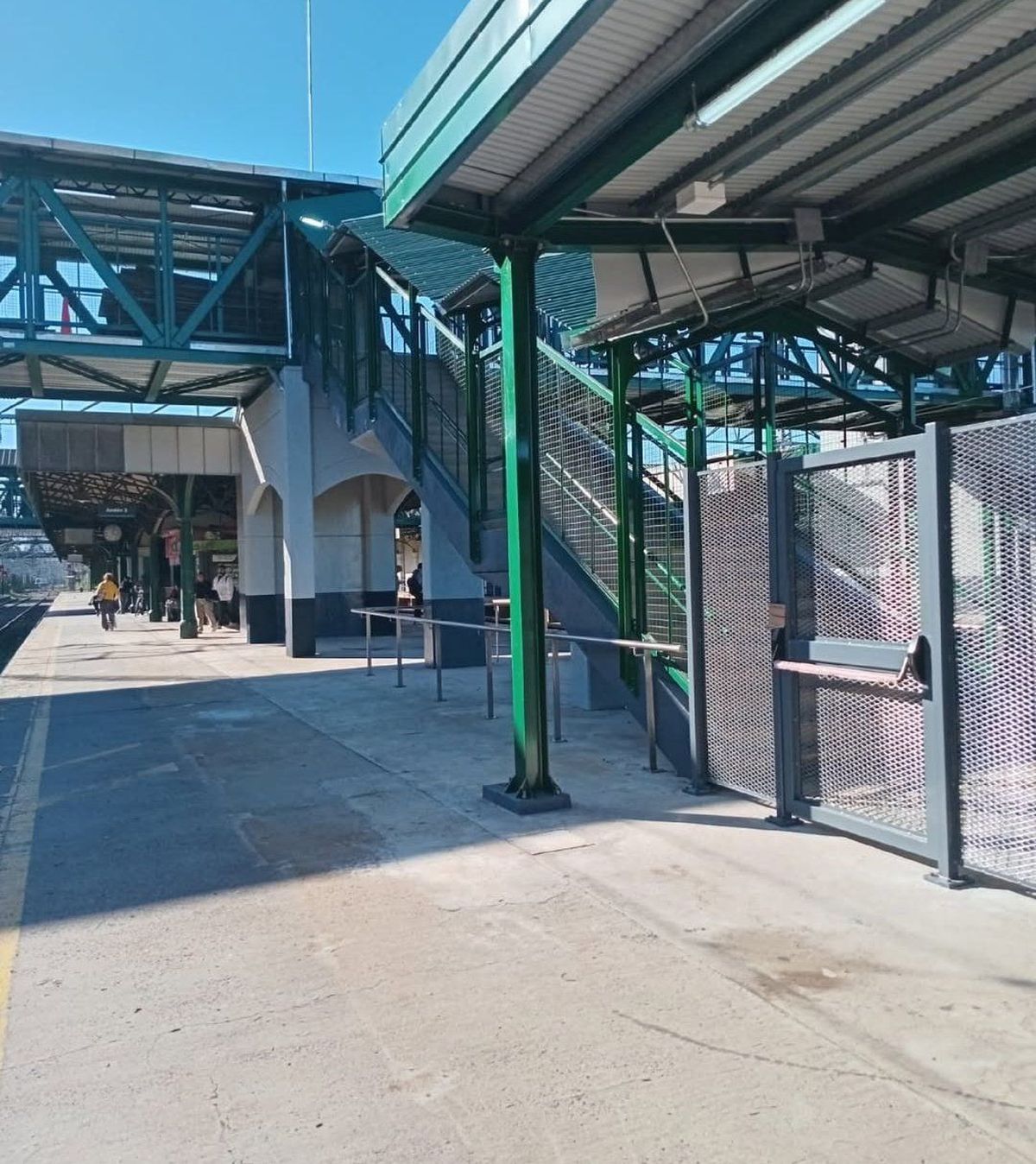 El nuevo paso peatonal elevado en la estación Temperley incluye una pasarela cubierta, ascensores y escaleras para mejorar la circulación entre andenes.