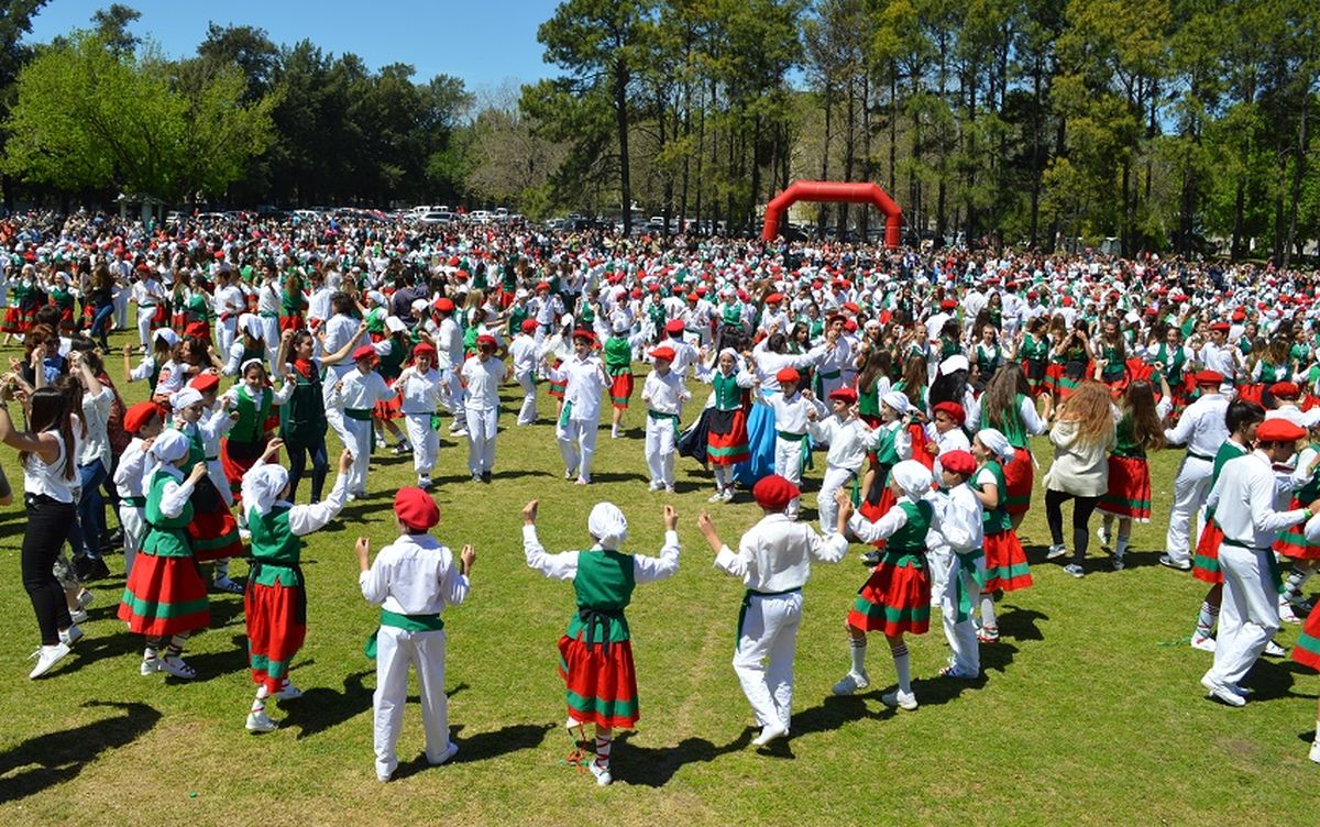 La Fiesta Vasca se celebra todos los años en Euskal Echea y concurren cerca de 5 mil personas.