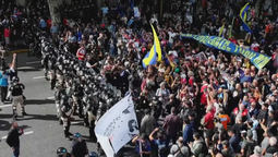 incidentes y detenidos en la marcha de jubilados que se realiza en el congreso