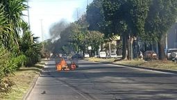 longchamps: el conductor de una moto perdio el control, cayo en plena avenida y el vehiculo se incendio