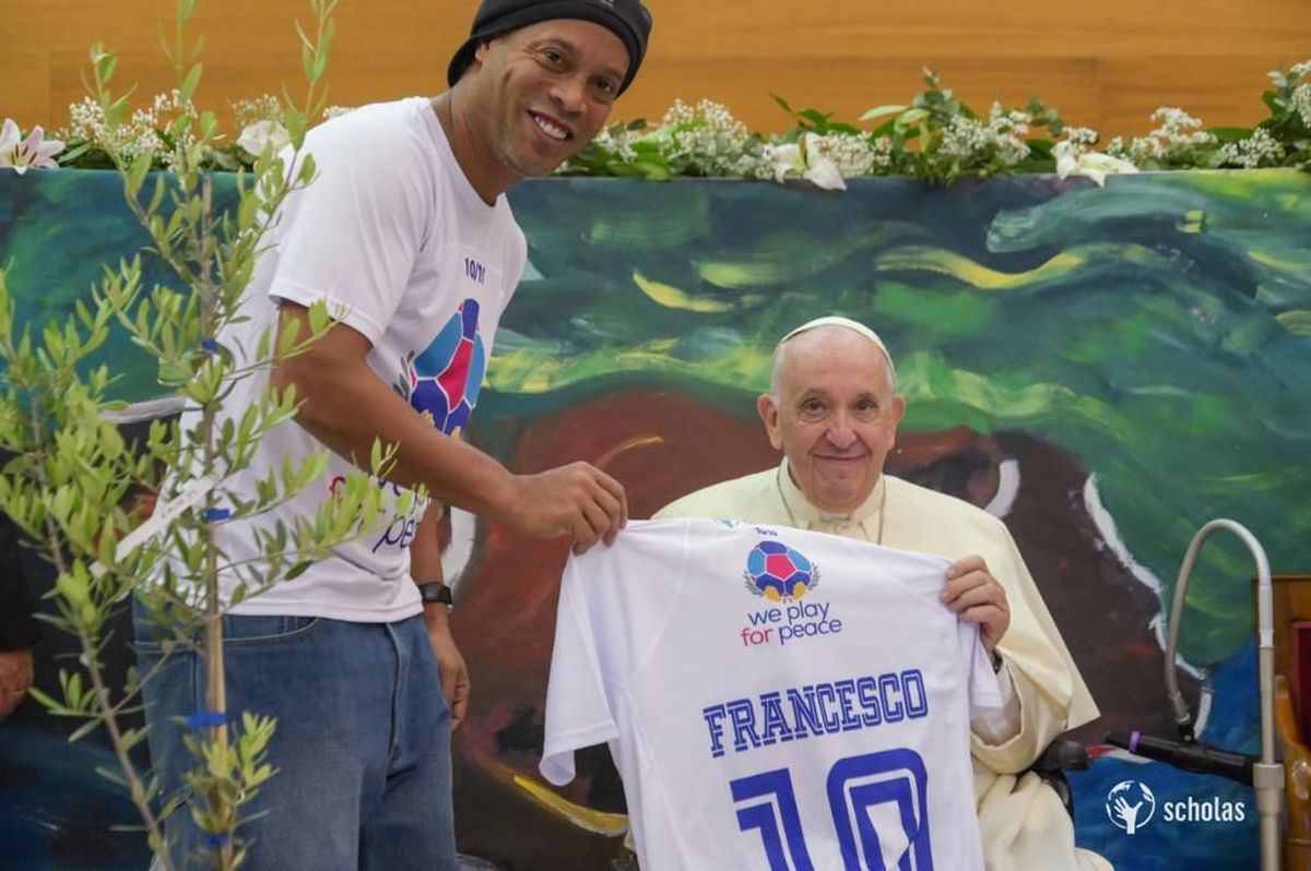 El Papa Francisco bendijo esta iniciativa en favor de la paz y en homenaje a Maradona  