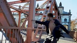 el puente alsina, emblema de lanus, sale en el nuevo videoclip de los rolling stones