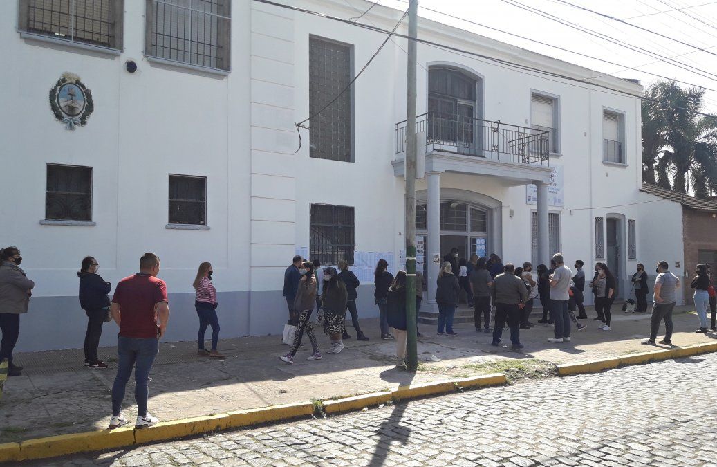 Vecinos haciendo fila en la Escuela N&ordm; 24 de Banfield.