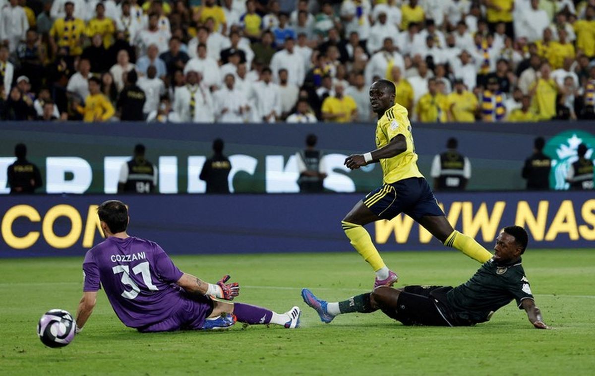 El ex Lanús pudo con Cristiano Ronaldo pero no con Sadio Mané. El ex Lanús pudo con Cristiano Ronaldo pero no con Sadio Mané.