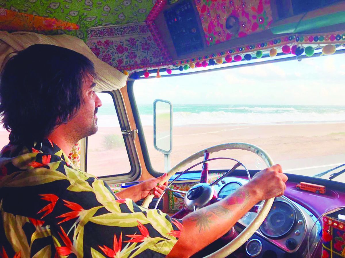 Sergio, vecino de Temperley, al volante del motorhome.