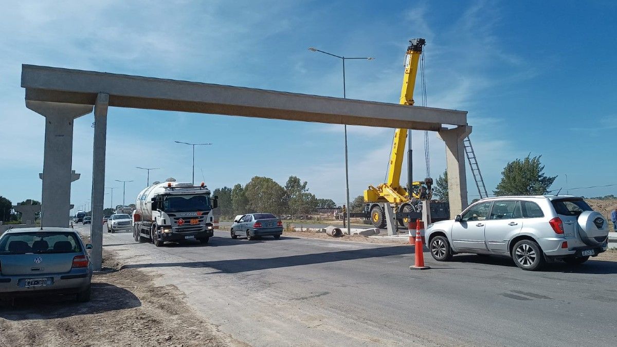 Ruta 58: construyen un nuevo puente peatonal y desvían el tránsito