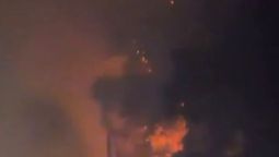 incendio en campos de trigo cerca del centro atomico ezeiza: trabajan cinco dotaciones de bomberos