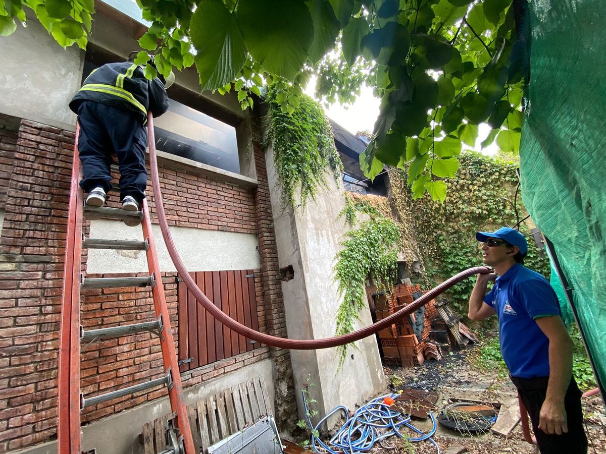 El operativo para apagar el incendio en Adrogué.