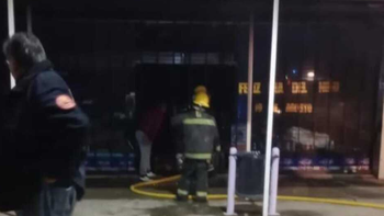 Grave incendio destruyó una juguetería en Tristán Suárez