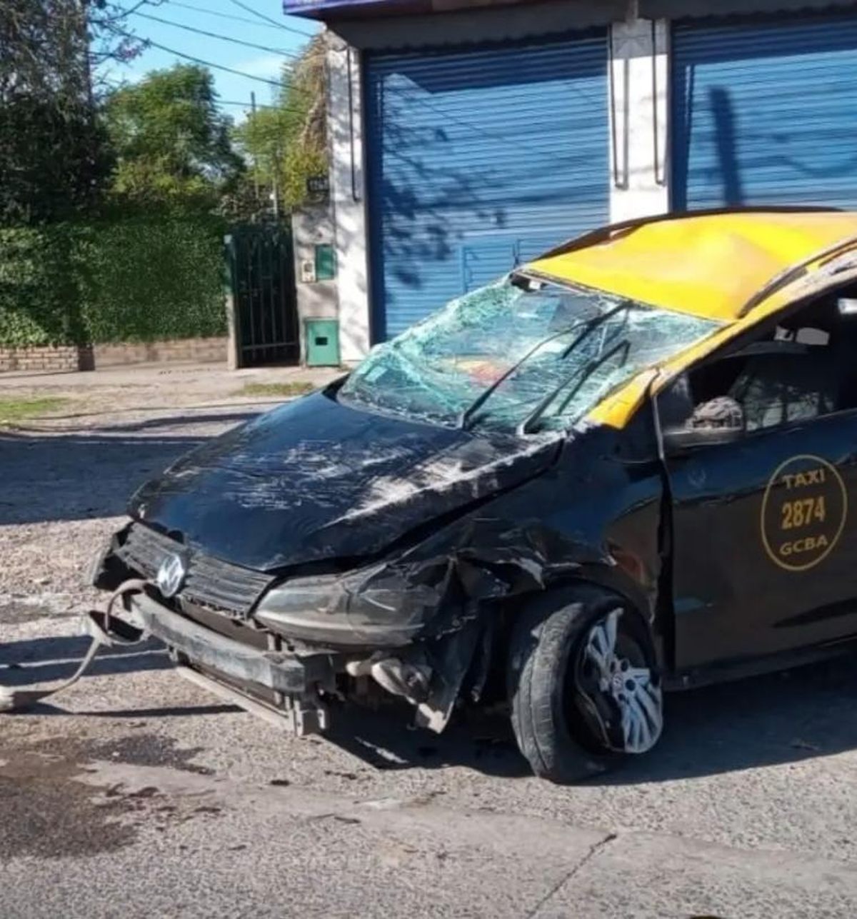 El veh&iacute;culo present&oacute; grandes da&ntilde;os materiales tras el accidente en Almirante Brown.&nbsp;